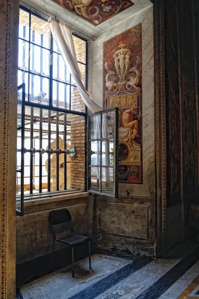 Kamer en venster in het Vaticaanse museum — Stockfoto