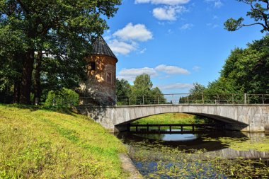pavlovsk Bahçe, pil-kule köşk yaz peyzaj.
