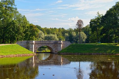 göl ve köprü gatchina Park, yaz yatay,
