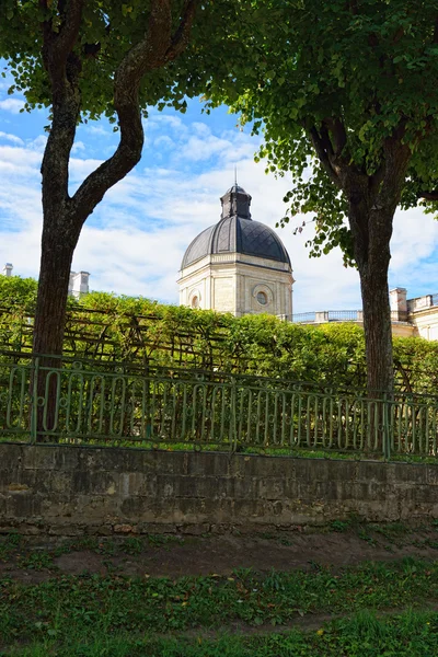 Vista sul palazzo Gatchina attraverso la siepe di un giardino — Foto Stock