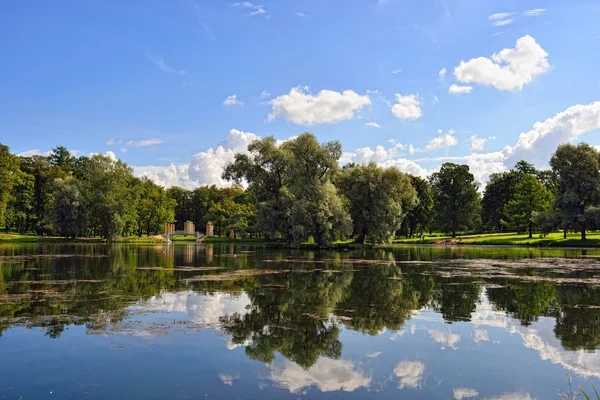 Krajobraz lato z jeziora i most w parku gatchina, — Zdjęcie stockowe
