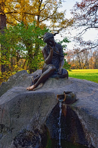 Fountan "Girl with Jar" in Catherine park in Pushkin, Russia. — Stock Photo, Image