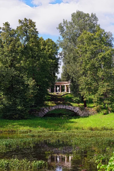 Sommerlandschaft des Pavlovsker Gartens, Apollo-Kolonnade — Stockfoto