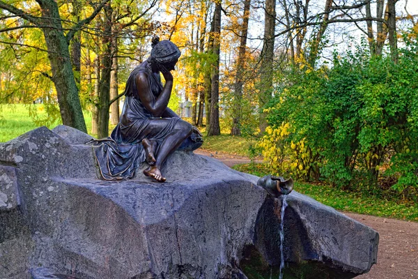 Fountan "meisje met jar" in catherine park in Poesjkin, Rusland. — Stockfoto