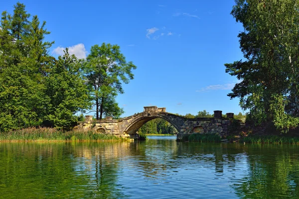 Paisaje de verano con lago y puente en el parque de Gatchina , — Foto de Stock