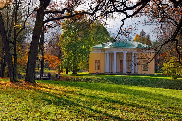 Landschaft mit "Konzertsaal" -Pavillon in Puschkin. — Stockfoto
