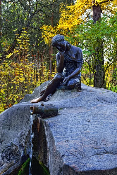 Fountan "flicka med burk" i catherine park i pushkin, Ryssland. — Stockfoto