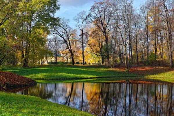 Höstens kinesiska paviljongen i Pusjkin trädgård — Stockfoto