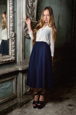 güzel bir kadın modası geçmiş iç poz.