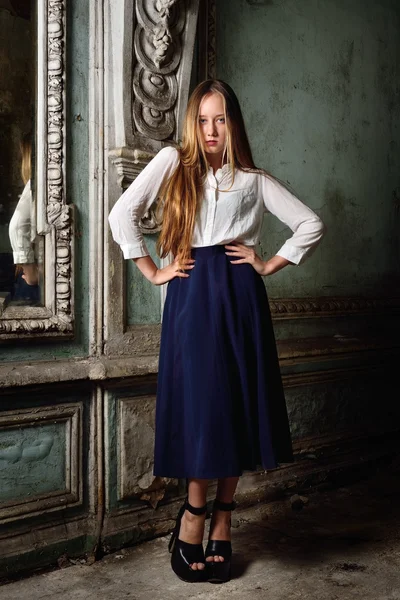 Mooie vrouw poseren in verouderde interieur. — Stockfoto