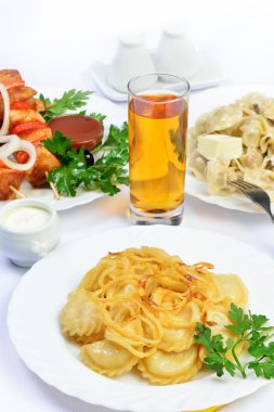 gıda et şiş, köfte ve gass suyu ile tablo.