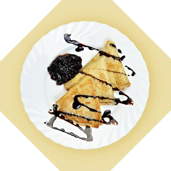 Prato de crepes com sause chokolate na chapa branca . — Fotografia de Stock