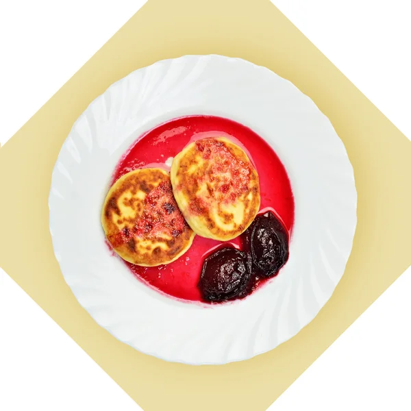 Prato de panquecas com sause de cereja em prato branco . — Fotografia de Stock