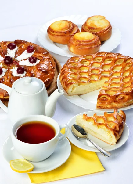 Ainda vida da mesa de setout com tortas de cozimento e xícara de chá de formiga e panela . — Fotografia de Stock