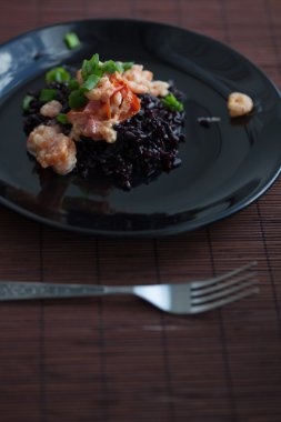 karides ile siyah pirinç