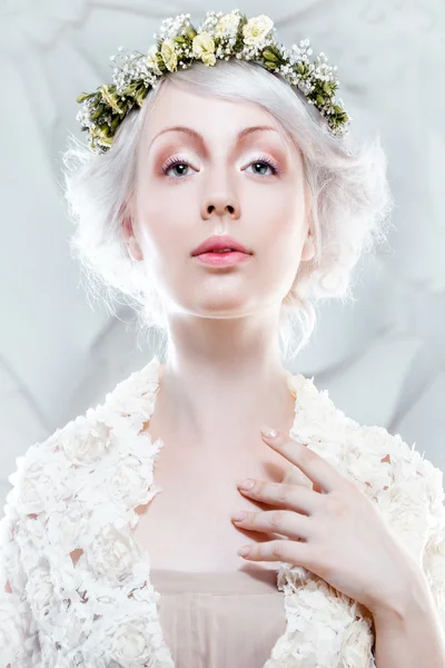 Mladá dívka s bílými vlasy — Stock fotografie