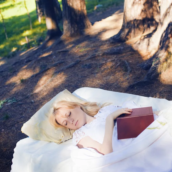 The bed in the forest — Stock Photo, Image