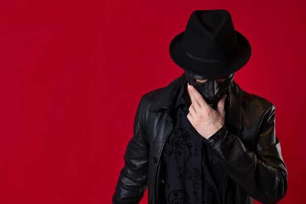 Um misterioso assassino ninja em estilo noir. Um homem com roupas de couro preto — Fotografia de Stock