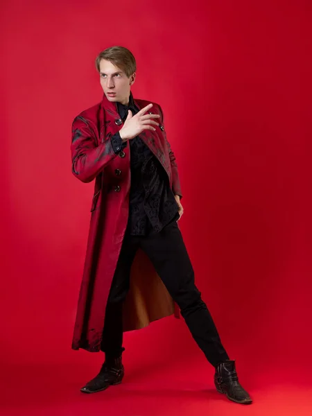 Egy felháborító fiatalember egy merész piros kabátban, vintage noir stílusban., — Stock Fotó