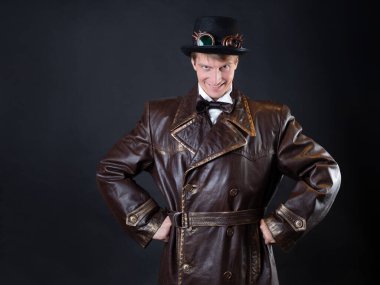 Komik deri ceketli ve silindir şapkalı komik adam.,