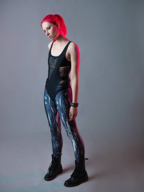 Fütürist moda, pembe saçlı, genç ve çekici bir kadın.,