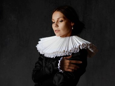 Ortaçağ kostümlü asil bir bayan, İspanyol yakalı genç bir kadın.