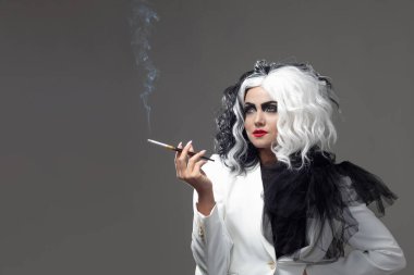 Siyah ve beyaz saçlı, cüretkar moda imajında ölümcül bir güzellik..