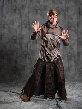 Steampunk ya da kıyamet sonrası tarzı karakter, grunge takım elbiseli genç bir adam..