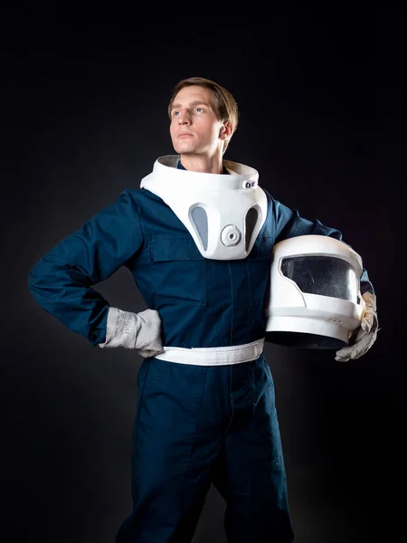 Ein Astronaut oder Weltraumtourist. Ein junger Mann im Raumanzug — Stockfoto