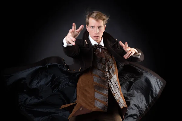 Χαρακτήρας της ιστορίας steampunk, ένας νεαρός ελκυστικός άνθρωπος σε ένα κομψό μακρύ παλτό — Φωτογραφία Αρχείου