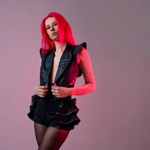 Un look sexy gotico. giovane donna attraente con i capelli rosa — Foto Stock