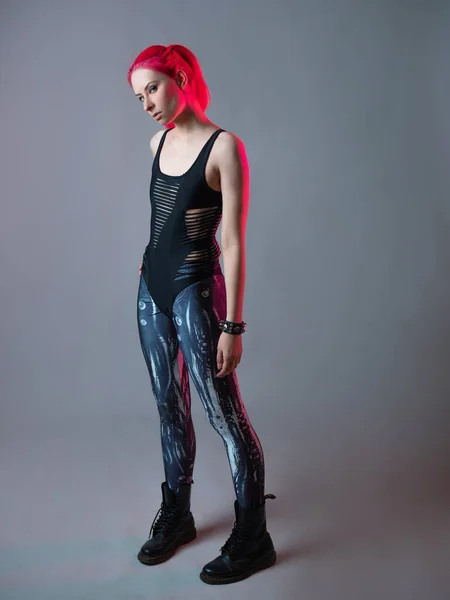 Moda futuristica, una giovane donna brillante e attraente con i capelli rosa, — Foto Stock