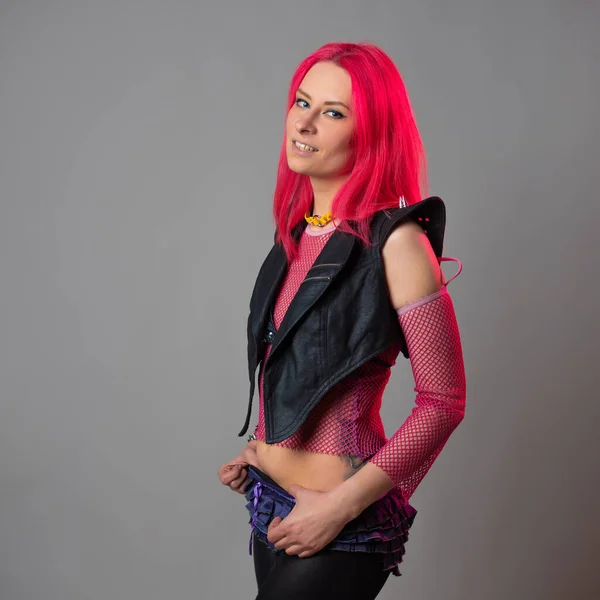Moda futuristica, una giovane donna brillante e attraente con i capelli rosa, — Foto Stock
