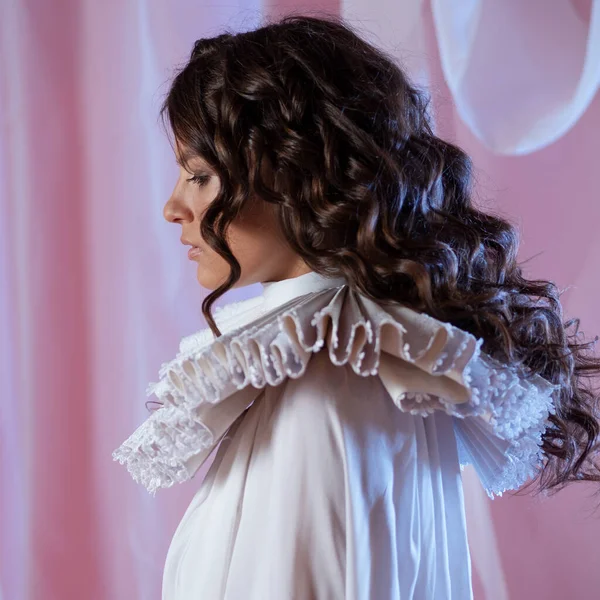 Glamorous portrait of a noble lady in a white blouse and a medieval round collar — Stock Photo, Image