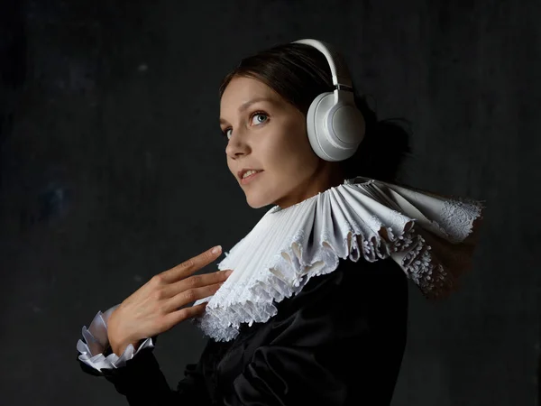 Classics are eternal, art is timeless. young woman in medieval collar — Stock Photo, Image