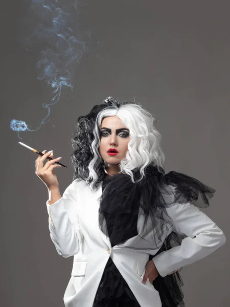 Mujer carismática inusual en un traje blanco y negro con pelo blanco y negro, —  Fotos de Stock