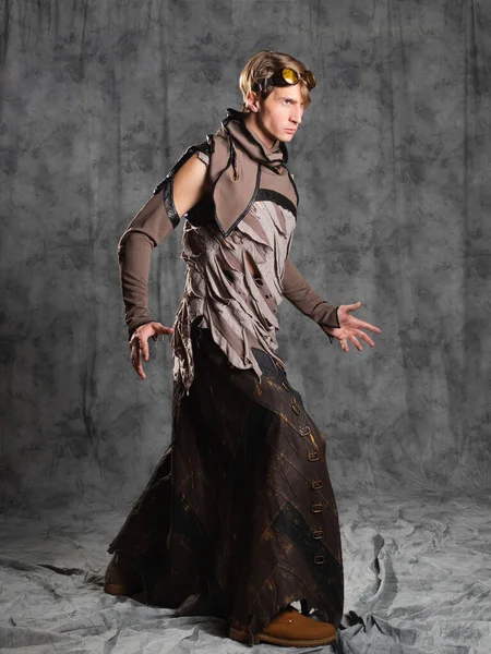 Steampunk oder postapokalyptischer Charakter, ein junger Mann im Grunge-Anzug. — Stockfoto