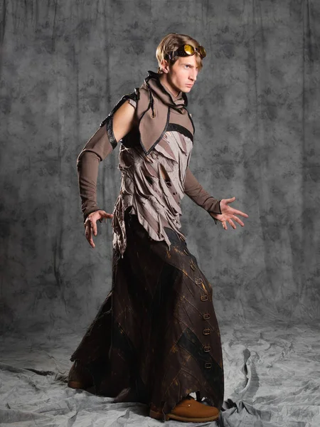 Steampunk ou personnage de style post-apocalyptique, un jeune homme en costume grunge. — Photo