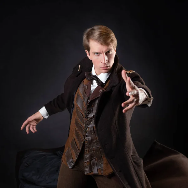 Karakter van het steampunk verhaal, een jonge aantrekkelijke man in een elegante lange jas — Stockfoto