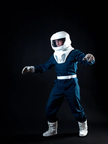 Der Astronaut schwebt in der Schwerelosigkeit. Der Held — Stockfoto