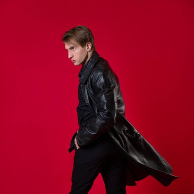 Siyah elbiseli genç, karizmatik bir adam, bir kara filmin kahramanı.,