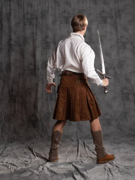 Un jeune homme en kilt de cuir et un chemisier en dentelle blanche. Un chevalier écossais — Photo