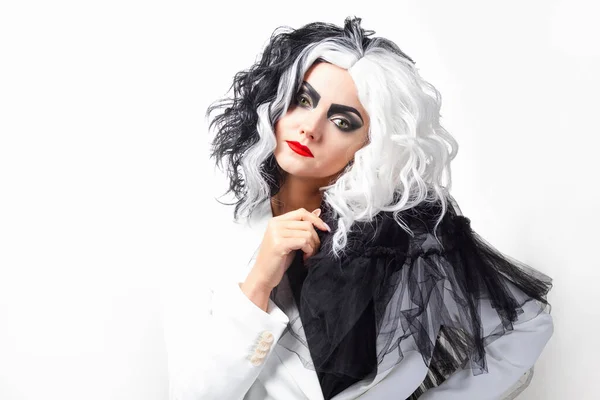 Charismatische ungewöhnliche Frau im schwarz-weißen Outfit mit schwarz-weißen Haaren, — Stockfoto