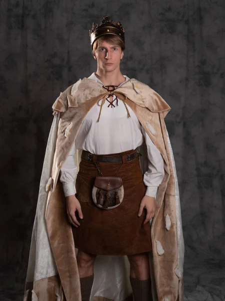 The young king. A noble young man in a fantasy historical costume, — Stock Photo, Image