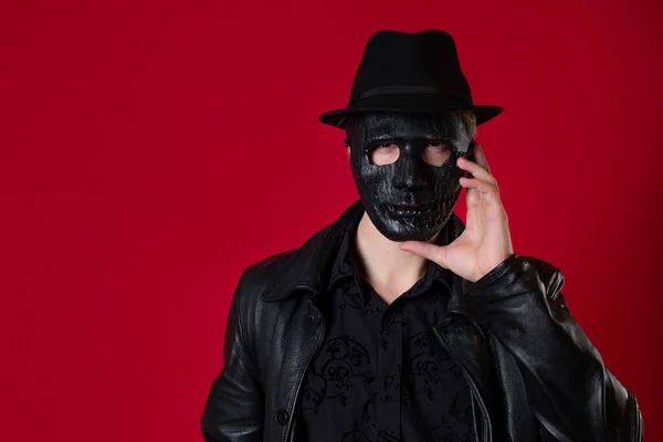Un misterioso asesino ninja en un estilo negro. Un hombre con ropa de cuero negro —  Fotos de Stock