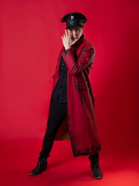 Siyah tarzı cüretkar kırmızı ceketli, çirkin bir genç adam.,