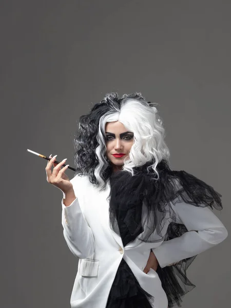 Femme inhabituelle charismatique dans une tenue noire et blanche avec des cheveux noirs et blancs, — Photo
