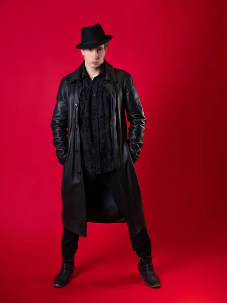 Um jovem carismático com roupas pretas, o herói de uma história noir, — Fotografia de Stock