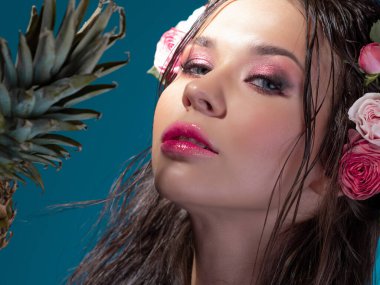 Hawaii suretinde, parlak mavi gözlü, güzel bir esmer..