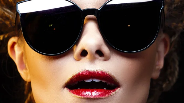 Hermosa joven alegre en gafas de sol. Labios brillantes con lápiz labial rojo, —  Fotos de Stock